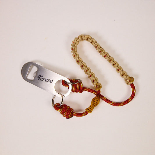 Apribottiglia portachiavi Teresa: piccolo, leggero e in metallo.